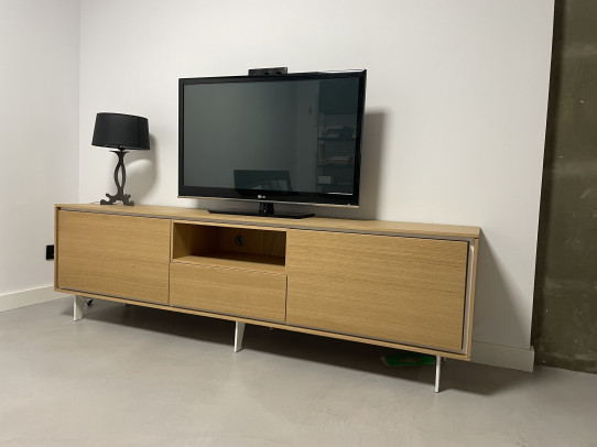 Bajo tv en chapa madera natural roble. // ANTES 2100€ // AHORA 990€