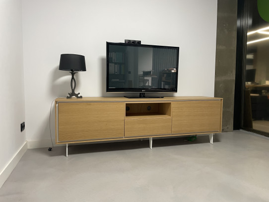 Bajo tv en chapa madera natural roble. // ANTES 2100€ // AHORA 990€