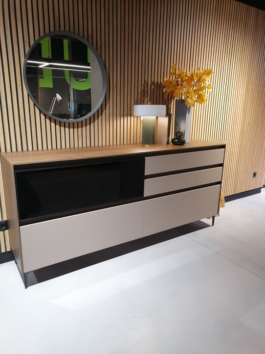 Bufete acabado chapa de madera y lacado de MOBENIA. 213X45.5X96.5CMS // ANTES 1770€ // AHORA 1240€